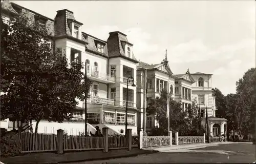 Ak Ostseebad Heringsdorf auf Usedom, Teilansicht, Straßenpartie