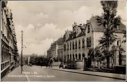 Ak Hartha in Sachsen, Hindenburgstraße mit Postamt und Schule