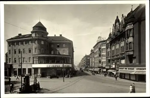 Ak Ostrava Ostrau Reg. Mährisch Schlesien, Hauptstraße mit Blick auf Kavarna Opera