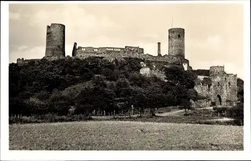 Ak Münzenberg, Gesamtansicht der Burg Münzenberg, Feld, Bäume
