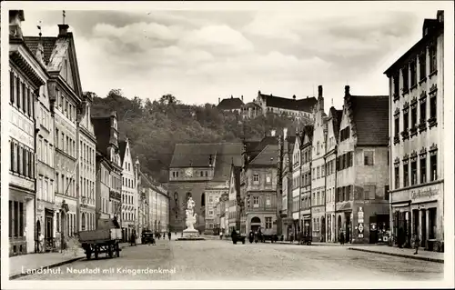 Ak Landshut in Niederbayern, Neustadt mit Kriegerdenkmal