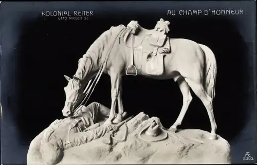 Ak Auf dem Felde der Ehre, Toter Soldat, Pferd, Kolonial Reiter, Plastik von Otto Riesch