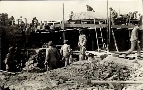 Foto Ak Bauarbeiter auf einer Baustelle