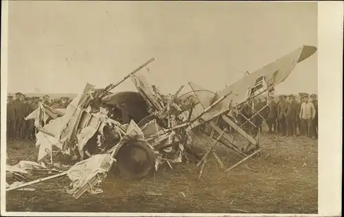 Foto Ak Deutsche Soldaten mit einem abgeschossenen feindlichen Flugzeug, I. WK