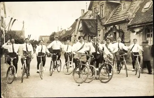 Foto Ak Ebersheim Mainz in Rheinland Pfalz, Radfahrer auf einer Straße im Ort