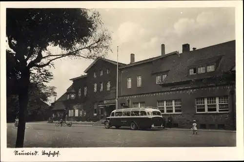 Ak Neuwied am Rhein, Bahnhof, Straßenseite, Autobus