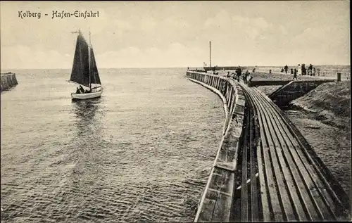 Ak Kołobrzeg Kolberg Pommern, Hafeneinfahrt, Segelboot, Mole