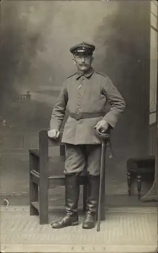 Foto Ak Deutscher Soldat in Uniform, Standportrait