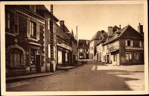 Ak Saint-Germain-les-Belles Filles Haute Vienne, Straßenpartie, Le Carrefour centre