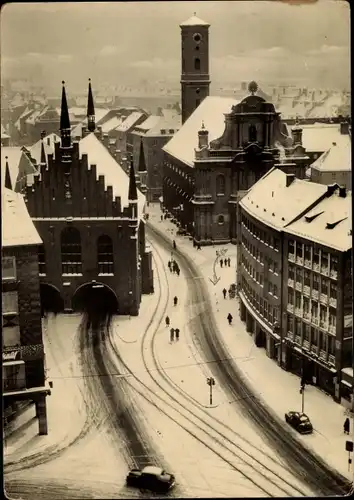 Ak München Bayern, Marienplatz mit Altem Rathaus u Heilig-Geistkirche bei Schnee