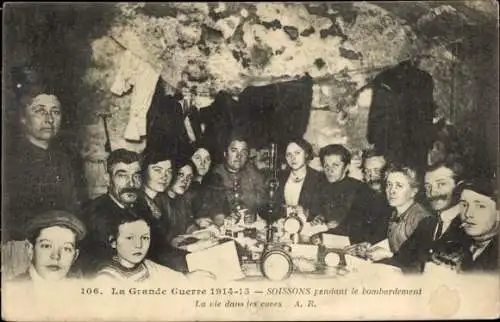 Ak Soissons Aisne, Pendant le bombardement, La vie dans les caves