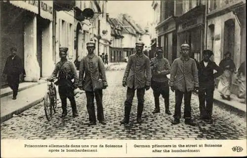 Ak Soissons Aisne, Prisonniers allemands dans une rue de Soissons apres le bombardement