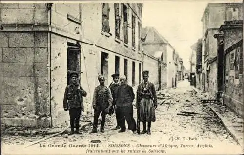 Ak Soissons Aisne, Grande Guerre 1914, Chasseurs d'Afrique, Turcos, Anglais, Soldaten in Uniformen