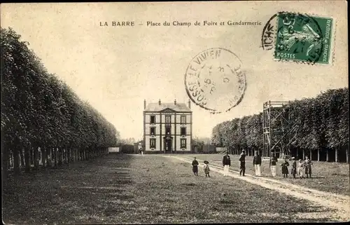 Ak La Barre Eure, Place du Champ de Foire et Gendarmerie