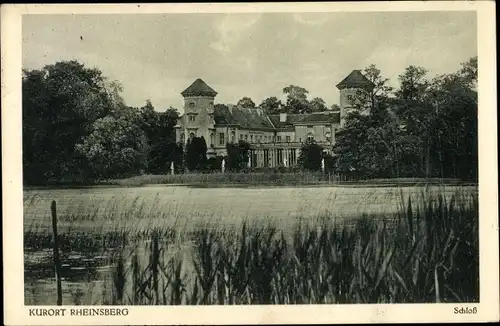 Ak Rheinsberg in Brandenburg, Blick über den See auf das Schloss am Ufer, Schilf