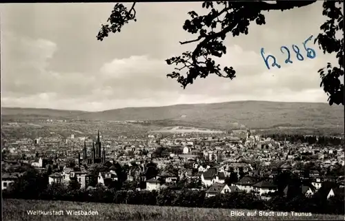 Ak Wiesbaden in Hessen, Blick auf Stadt und Taunus