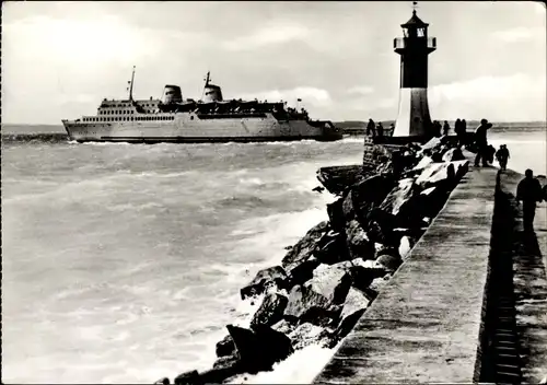 Ak Sassnitz auf Rügen, Eisenbahnfähre MS Sassnitz am Molenkopf, Leuchtturm