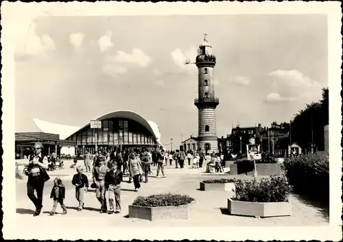 Ak Warnemünde Rostock in Mecklenburg, Blick auf den Leuchtturm