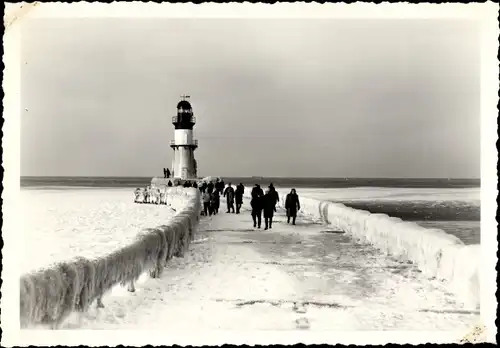 Ak Warnemünde Rostock in Mecklenburg, Blick zum Leuchtturm im Winter