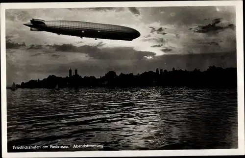 Ak Friedrichshafen am Bodensee, Zeppelin Luftschiff über dem Wasser, Abendstimmung