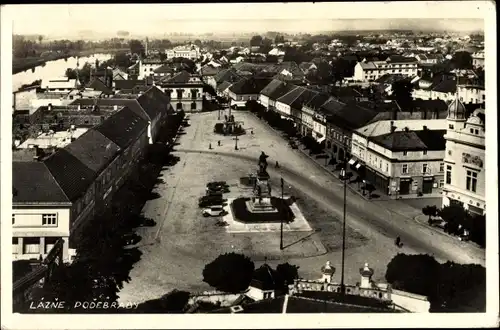 Ak Lazne Poděbrady Podiebrad Mittelböhmen, Straßenpartie mit Denkmal, Häuser