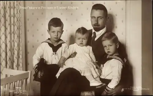 Ak Oskar Prinz von Preußen mit seinen Kindern, Portrait