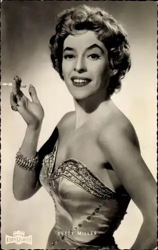 Ak Schauspielerin Betty Miller, Portrait mit Zigarette