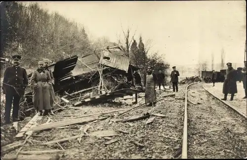 Foto Ak Soldaten und Bahnpersonal vor zerstörtem Zug