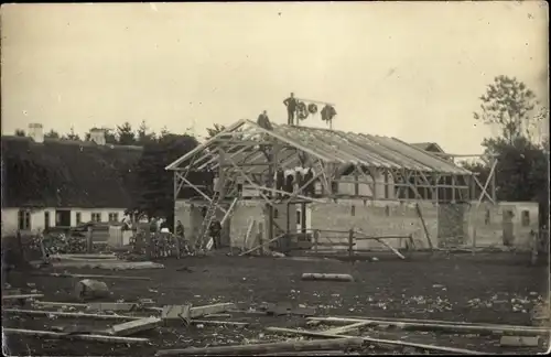 Foto Ak Richtfest, Baustelle eines Hauses, Handwerker