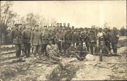 Foto Ak Gruppenportrait, Soldaten in Uniform, Graben ausheben