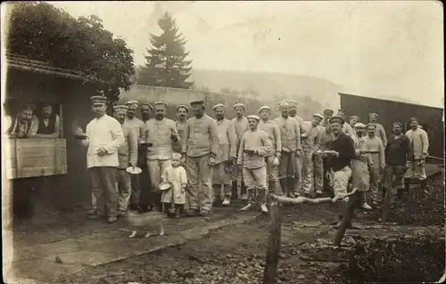 Foto Ak Essensausgabe, Kriegsgefangene, Männer, Kleinkind