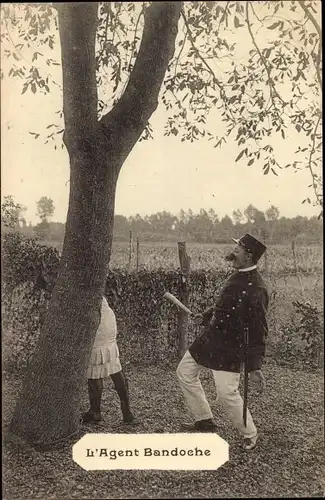 Ak L'Agent Bandoche, Polizist, Frau hinter einem Baum