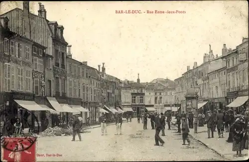 Ak Bar le Duc Meuse, Rue Entre deux Ponts, Geschäfte und Passanten