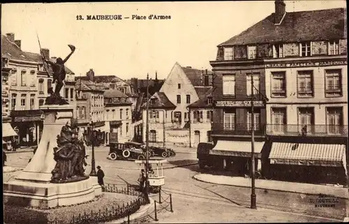 Ak Maubeuge Nord, Place d'Armes, Platz, Denkmal, Librairie, Hotel du Cygne