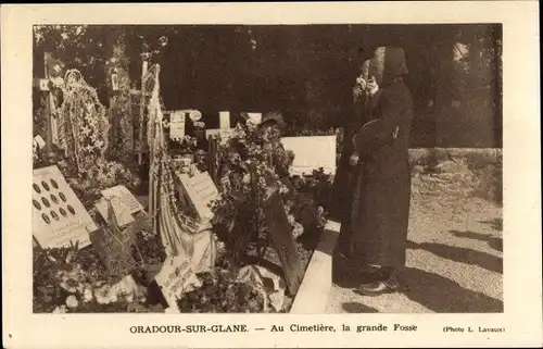 Ak Oradour sur Glane Haute Vienne, Au Cimetiere, la grande Fosse