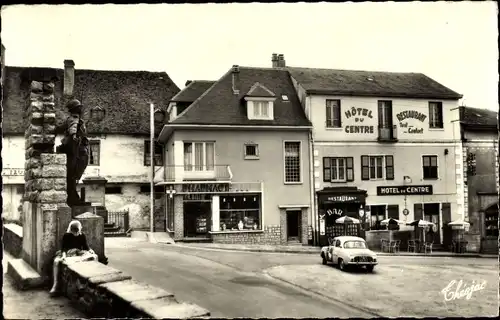 Ak Pierre Buffière Haute Vienne, Place de la Mairie, Hotel du Centre, Monument aux Morts