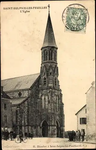 Ak Saint Sulpice les Feuilles Haute Vienne, L'Eglise, Passanten