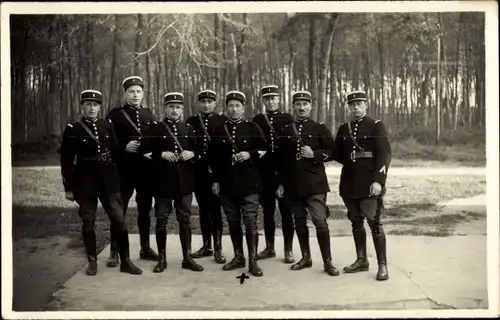 Foto Ak Gendarmerie, französische Polizisten in Uniform, Gruppenbild