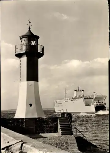 Ak Sassnitz auf Rügen, Eisenbahnfährschiff "Rügen", Mole, Leuchtturm