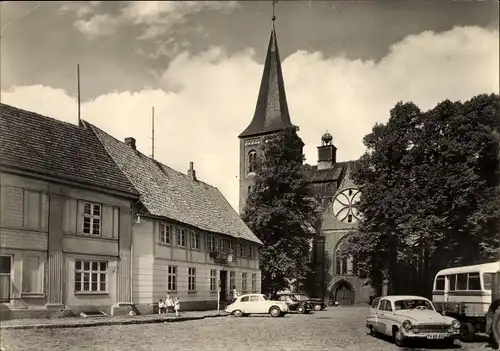 Ak Wittenburg in Mecklenburg Vorpommern, Marktplatz und Kirche, Autos