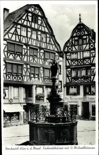 Ak Bernkastel Kues an der Mosel, Fachwerkhäuser mit St. Michaelbrunnen