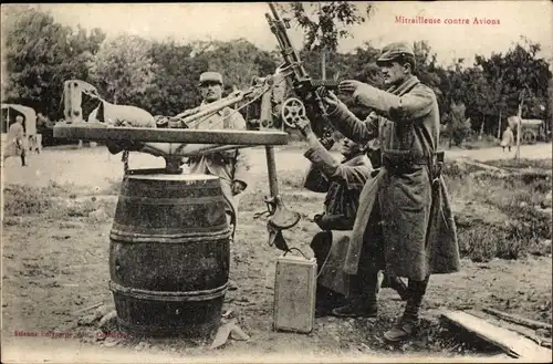 Ak Französische Soldaten in Uniformen, Mitrailleuse contre Avions