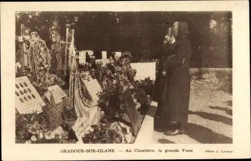 Ak Oradour sur Glane Haute Vienne, Au Cimetiere, la grande Fosse