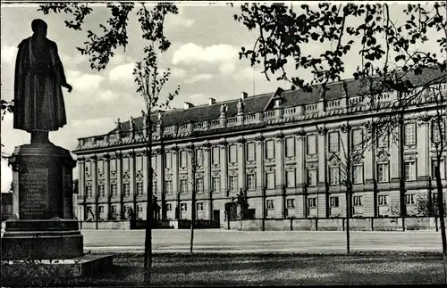 Ak Ansbach in Mittelfranken Bayern, Schloss mit Platendenkmal
