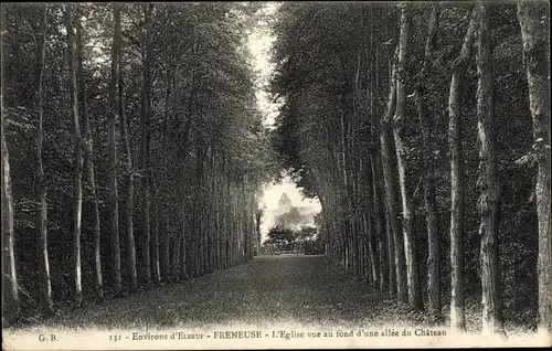 Ak Freneuse Seine Maritime, L'Eglise vue au fond d'une allee du Chateau