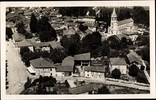 Ak Saint Georges d'Espéranche Isere, Vue aerienne sur la Place, l'Hotel Vernoy et l'Eglise