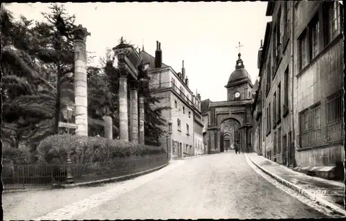 Ak Besançon Doubs, La Porte Noire, Les Colonnes Romaines