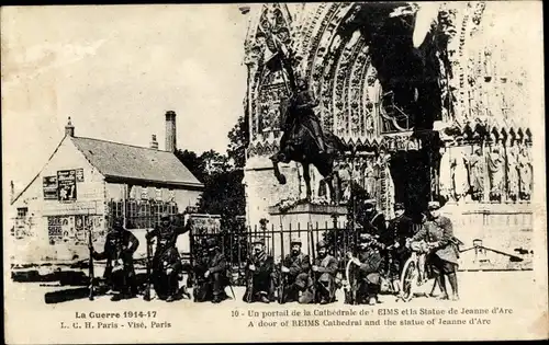 Ak Reims Marne, Un portail de la Cathedrale, Statue de Jeanne d'Arc