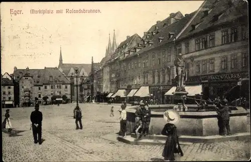 Ak Cheb Eger Region Karlsbad, Marktplatz mit Rolandsbrunnen