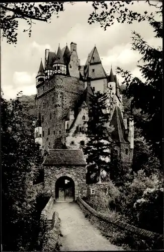 Ak Wierschem an der Mosel, Burg Eltz, Aufgang zur Burg